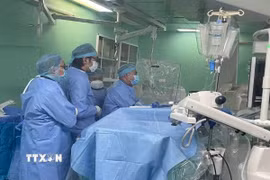 Êkíp liên chuyên khoa Bệnh viện Đa khoa Trung ương Cần Thơ tiến hành can thiệp nội mạch cho một bệnh nhân. (Ảnh minh họa: TTXVN phát)