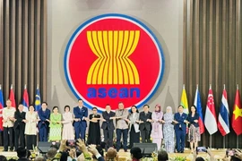 Tổng Thư ký ASEAN, Tiến sỹ Kao Kim Hourn và Đại sứ Phái đoàn thường trực các nước tại ASEAN dự Lễ kỷ niệm 57 năm ngày thành lập ASEAN tại Jakarta (Indonesia) hồi tháng Tám năm ngoái. (Ảnh: Đỗ Quyên/TTXVN)