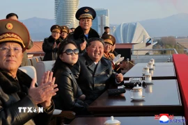 Nhà lãnh đạo Triều Tiên Kim Jong-un tham dự Lễ kỷ niệm 80 năm thành lập Không quân tại sân bay Kalma của Phi đoàn bay Anh hùng Kil Yong Jo số 59, ngày 28/11/2025. (Ảnh: KCNA/TTXVN)