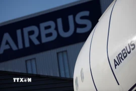Biểu tượng của hãng Airbus bên ngoài một cơ sở sản xuất ở Saint-Nazaire (Pháp). (Ảnh: Reuters/TTXVN)