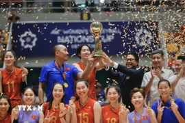 Đội tuyển bóng chuyền nữ Việt Nam thi đấu xuất và sắc giành Cúp vô địch. (Ảnh: Minh Quyết/TTXVN)