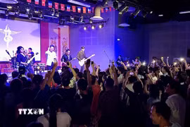 Màn trình diễn sôi động của ban nhạc Bức Tường trên sân khấu Trung tâm văn hóa Việt Nam tại Pháp. (Ảnh: Thu Hà/TTXVN)
