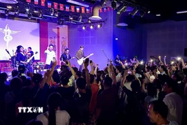 Màn trình diễn sôi động của ban nhạc Bức Tường trên sân khấu Trung tâm văn hóa Việt Nam tại Pháp. (Ảnh: Thu Hà/TTXVN)