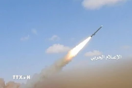 Lực lượng Houthi tại Yemen phóng tên lửa về phía Israel. (Ảnh: IRNA/TTXVN)