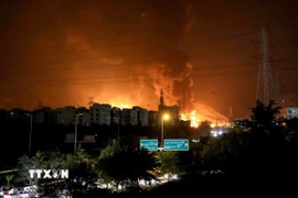 Khói lửa bốc lên từ một cơ sở khai thác dầu ở quận Shahran, Thủ đô Tehran (Iran) sau khi trúng không kích của Israel. (Ảnh: Anadolu Agency/TTXVN)