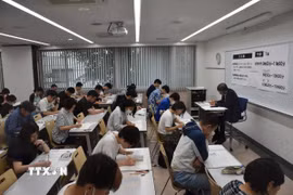 Các thí sinh thi tại phòng thi cấp 1 tập trung làm bài thi nghe hiểu. (Ảnh: Nguyễn Tuyến/TTXVN)