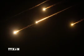 Các vệt sáng trên bầu trời Jerusalem khi Iran tiến hành cuộc tấn công bằng tên lửa nhằm vào Israel tối 13/6/2025. (Ảnh: THX/TTXVN)