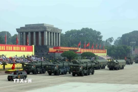 Khối tổ hợp tên lửa bờ Redut-M của Quân chủng Hải quân có nhiệm vụ tiêu diệt các tàu mặt nước, các phương tiện vận tải trên biển và các công trình trên đảo, ven bờ biển diễu qua Lễ đài tại Quảng trường Ba Đình (Hà Nội), sáng 2/9/2025. (Ảnh: Phạm Kiên/TTXVN)