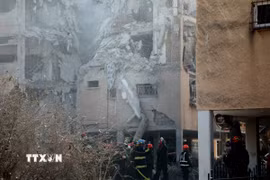 Hiện trường một vụ tấn công bằng tên lửa từ Iran xuống thành phố Holon, miền Trung Israel ngày 19/6/2025. (Ảnh: THX/TTXVN)
