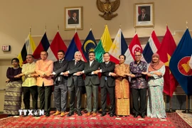 Các đại sứ ASEAN chụp ảnh chung với đại diện của Chính phủ và Nghị viện Canada. (Ảnh: Hà Linh/TTXVN)