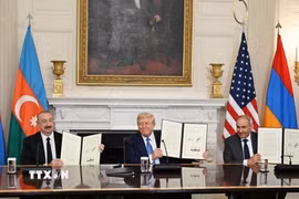 Tổng thống Mỹ Donald Trump (giữa) chủ trì cuộc hòa đàm và ký kết thoả thuận hợp tác giữa Tổng thống Azerbaijan Ilham Aliyev (trái) với Thủ tướng Armenia Nikol Pashinyan tại Thủ đô Washington DC., ngày 8/8/2025. (Ảnh: AZERTAC/TTXVN)