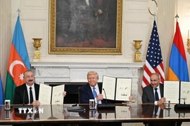 Tổng thống Mỹ Donald Trump (giữa) chủ trì cuộc hòa đàm và ký kết thoả thuận hợp tác giữa Tổng thống Azerbaijan Ilham Aliyev (trái) với Thủ tướng Armenia Nikol Pashinyan tại Thủ đô Washington DC., ngày 8/8/2025. (Ảnh: AZERTAC/TTXVN)
