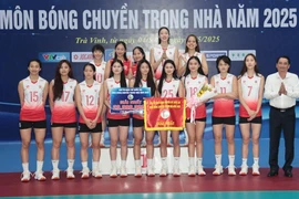 Ban Tổ chức trao giải Nhất cho đội nữ Binh chủng Thông tin-Đông Bắc. (Ảnh: Thanh Hòa/TTXVN)