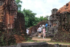 Khách du lịch tham quan Di sản Văn hóa thế giới Mỹ Sơn. (Ảnh: Đoàn Hữu Trung/TTXVN)