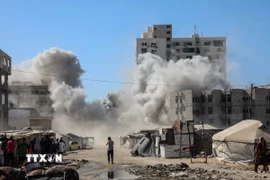 Khói bốc lên sau cuộc không kích của Israel tại Gaza. (Ảnh: THX/TTXVN)
