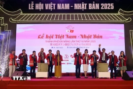 Đại biểu thực hiện nghi thức đập, mời rượu để khai mạc Lễ hội. (Ảnh: Trần Lê Lâm/TTXVN)
