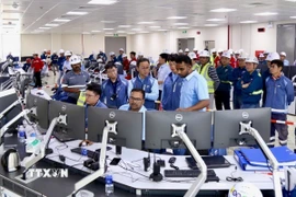 Lãnh đạo PV Power cùng các kỹ sư chính thức vận hành Nhà máy điện Nhơn Trạch 3 hòa lưới điện quốc gia. (Ảnh: TTXVN phát)