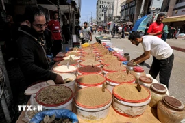 Một quầy bán gia vị trong khu chợ ở Rafah, miền Nam Dải Gaza, tháng 4/2024. (Ảnh: AFP/TTXVN)