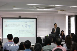 Diễn giả Nguyễn Quốc Hùng trình bày tại VPJ Financial Forum 2025. (Ảnh: Phạm Tuân/TTXVN)