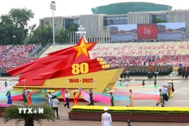 Xe mô hình Quốc huy nước Cộng hòa Xã hội Chủ nghĩa Việt Nam đi đầu khối diễu binh, diễu hành trong chương trình Tổng duyệt cấp nhà nước, sáng 30/8/2025). (Ảnh: Phương Hoa/TTXVN)