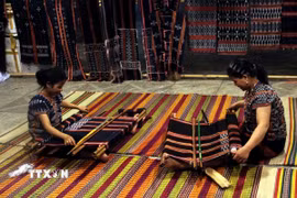Các nghệ nhân trình diễn kỹ thuật dệt thổ cẩm tại Festival nghề truyền thống Quảng Nam hồi năm ngoái. (Ảnh: Trịnh Bang Nhiệm/TTXVN)