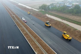 Dự án đường bộ mới Nam Định-Lạc Quần-Đường bộ ven biển đoạn qua huyện Nam Trực được thảm mặt đường, tháng 2/2025. (Ảnh: Quốc Khánh/TTXVN)