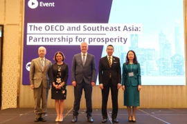 Thứ trưởng Ngoại giao Nguyễn Minh Hằng (phải) chụp ảnh lưu niệm cùng các diễn giả trong phiên khai mạc. (Ảnh: Đỗ Sinh/TTXVN)