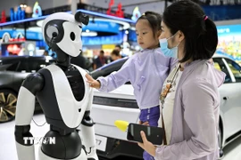 Em nhỏ tương tác với robot Trí tuệ Nhân tạo tại Triển lãm sản phẩm tiêu dùng quốc tế Trung Quốc lần thứ 4 ở tỉnh Hải Nam (Trung Quốc), hồi tháng tư năm ngoái. (Ảnh minh họa: THX/TTXVN)