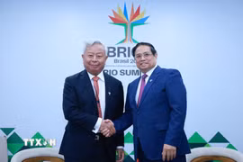 Thủ tướng Phạm Minh Chính gặp ông Kim Lập Quần, Chủ tịch Ngân hàng Đầu tư hạ tầng châu Á (AIIB). (Ảnh: Dương Giang/TTXVN)