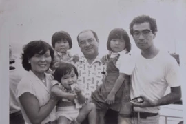 Bức ảnh kỷ niệm gia đình ông Hikawa Hiroshi, Đảng viên Đảng Cộng sản Nhật Bản, trong một chuyến du lịch mùa Hè năm 1975 do Đảng Cộng sản Nhật Bản tổ chức để mừng thắng lợi của nhân dân Việt Nam. (Ảnh: Xuân Giao/TTXVN)