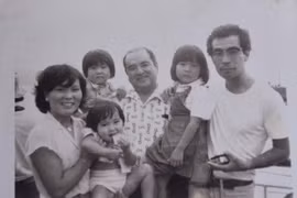 Bức ảnh kỷ niệm gia đình ông Hikawa Hiroshi, Đảng viên Đảng Cộng sản Nhật Bản, trong một chuyến du lịch mùa Hè năm 1975 do Đảng Cộng sản Nhật Bản tổ chức để mừng thắng lợi của nhân dân Việt Nam. (Ảnh: Xuân Giao/TTXVN)