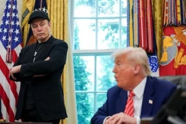 Tổng thống Mỹ Donald Trump (phải) và tỷ phú Elon Musk tại Nhà Trắng ngày 30/5/2025. (Ảnh: Reuters/TTXVN)
