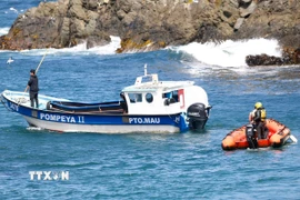 Lực lượng cứu hộ tìm kiếm nạn nhân trong một vụ lật thuyền gần San Juan de la Costa, tỉnh Osorno (Chile), ngày 27/1/2025. (Ảnh: THX/TTXVN)