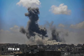 Khói bốc lên sau cuộc không kích của Israel xuống thành phố Gaza, ngày 25/4/2025. (Ảnh: THX/TTXVN)