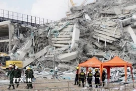 Tòa nhà cao tầng tại Bangkok (Thái Lan) bị sập do ảnh hưởng của động đất ở Myanmar hồi cuối tháng Ba. (Ảnh: Kyodo/TTXVN)