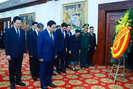 Thủ tướng đến viếng đồng chí Khamtay Siphandone tại Đại sứ quán Lào