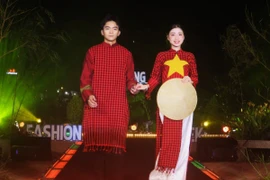 Hình ảnh khăn rằn quen thuộc được sáng tạo trở thành những bộ trang phục độc đáo. (Ảnh: Ánh Tuyết/TTXVN)