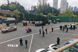 Người dân sơ tán ra bên ngoài các tòa nhà sau trận động đất ở Istanbul (Thổ Nhĩ Kỳ), ngày 23/4/2025. (Ảnh: THX/TTXVN)