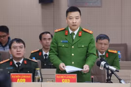 Thượng tá Vũ Thanh Tùng, Phó Cục trưởng Cục Cảnh sát điều tra tội phạm về tham nhũng, kinh tế, buôn lậu trả lời câu hỏi của phóng viên các cơ quan thông tấn, báo chí. (Ảnh: Phạm Kiên/TTXVN)