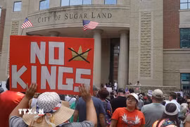 Tuần hành phản đối chính sách của Tổng thống Mỹ Donald Trump tại Huston, Texas ngày 14/6/2025. (Ảnh: THX/TTXVN)