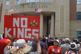 Tuần hành phản đối chính sách của Tổng thống Mỹ Donald Trump tại Huston, Texas ngày 14/6/2025. (Ảnh: THX/TTXVN)