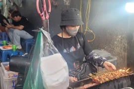 Một quán xiên nướng ở quận Hoàn Kiếm (Hà Nội). (Ảnh: Phương Anh/TTXVN)