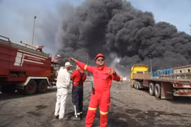 Hiện trường vụ nổ tại cảng Shahid Rajaee ở thành phố Bandar Abbas, tỉnh Hormozgan, phía Tây Nam Iran ngày 26/4/2025. (Ảnh: THX/TTXVN)