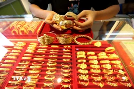 Vàng trang sức được bày bán tại tiệm kim hoàn ở Yangon (Myanmar). (Ảnh: THX/TTXVN)