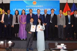 Trao đổi thỏa thuận hợp tác giữa Hội Doanh nghiệp Việt Nam tại Bỉ và Ngân hàng Quân đội (MB). (Ảnh: Hương Giang/TTXVN)