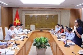 Phó Thủ tướng Lê Thành Long chủ trì cuộc họp về phân cấp, phân quyền địa phương hai cấp thuộc lĩnh vực giáo dục. (Ảnh: Văn Điệp/TTXVN)