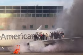 Hiện trường vụ cháy máy bay American Airlines. (Nguồn: ABC News)