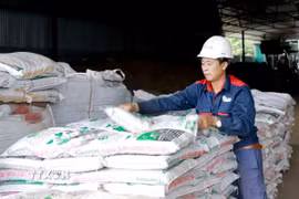 Vận chuyển sản phẩm tại một nhà máy sản xuất phân bón hữu cơ. (Ảnh: Hoàng Hùng/TTXVN)
