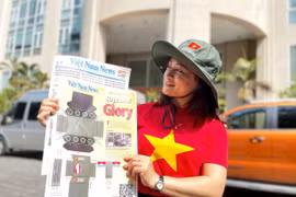 Chị Hoàng Phương (quận 2, Thành phố Hồ Chí Minh) vui mừng sau khi mua ấn phẩm Mô hình cắt dán xe tăng 390 của báo Việt Nam News and Law (Thông tấn xã Việt Nam). (Ảnh: Hồng Đạt)