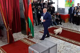 Tổng thống Belarus Alexander Lukashenko tại điểm bỏ phiếu ở Minsk ngày 26/1/2025. (Ảnh: THX/TTXVN)